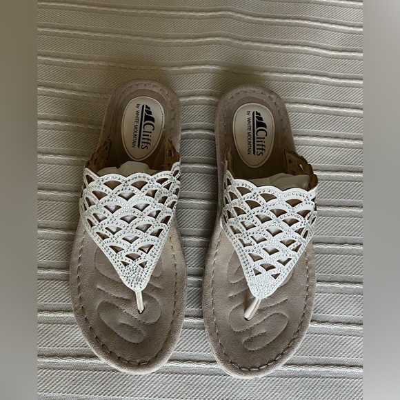 Cliffs By White Mountain-Thong Sandals - White Embellished w/Rhinestones 9.5 - Picture 1 of 9